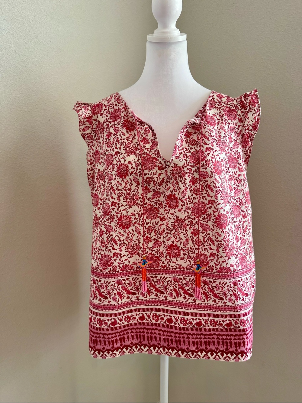 C&C California Red & White Floral V-Neck Sleeveless Blouse with Tassels